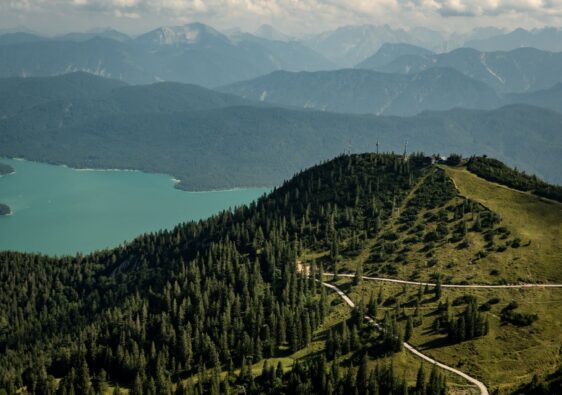 Pogled s vrha planine Herzogstand na jezera Walchensee i Kochelsee u Bavarskoj