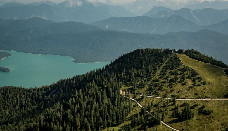 Pogled s vrha planine Herzogstand na jezera Walchensee i Kochelsee u Bavarskoj